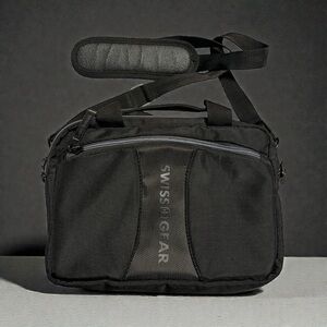 SWISSGEAR black tablet bag with cross body strap and handles zipper compartments